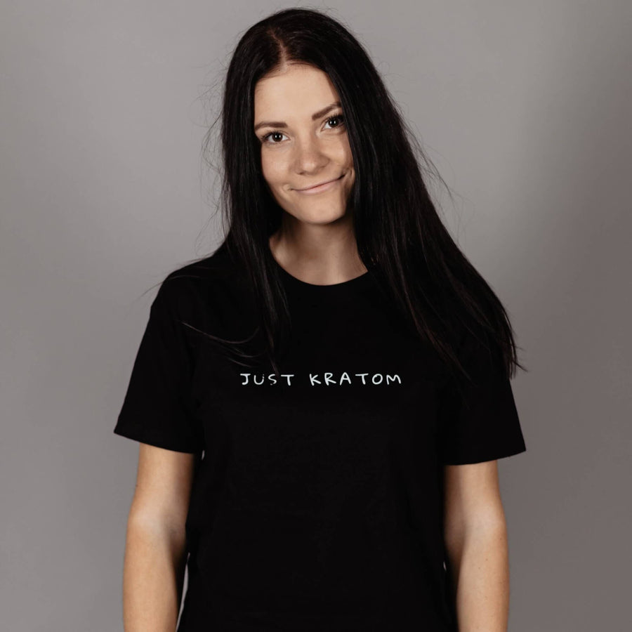 Дамска тениска Just Kratom Kratom World, представена в продуктов кадър.