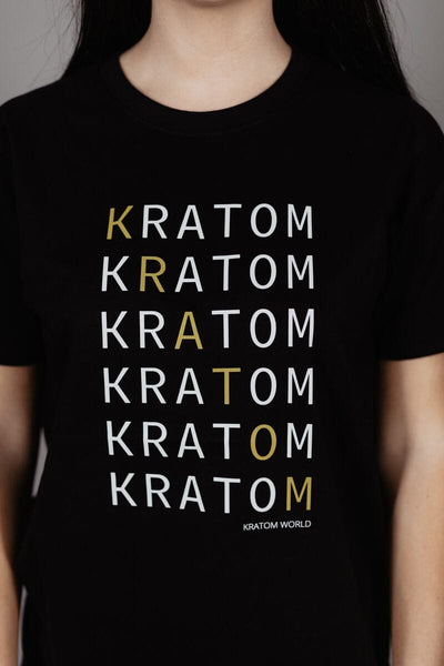 Дамска тениска Kratom World с Kratom дизайн, представена в детайлен продуктов кадър.