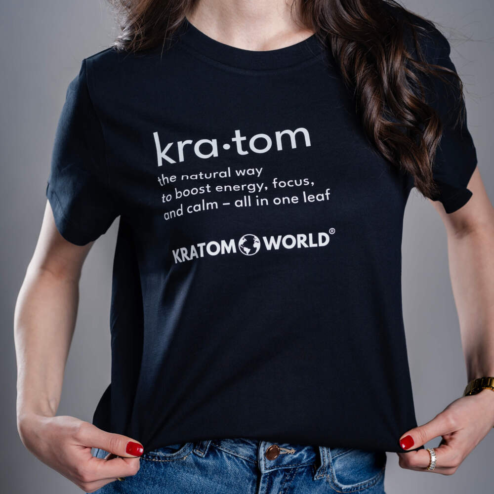 Дамска тениска Kratom World Kratom The Natural Way, представена в close-up продуктов кадър в черен streetwear дизайн.