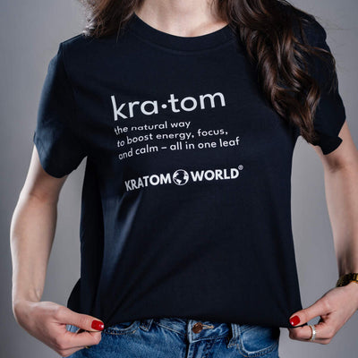 Дамска тениска Kratom World Kratom The Natural Way, представена в close-up продуктов кадър в черен streetwear дизайн.