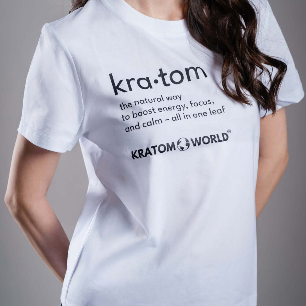Дамска тениска Kratom World Kratom The Natural Way, представена в close-up продуктов кадър като streetwear merch за любители на Kratom.