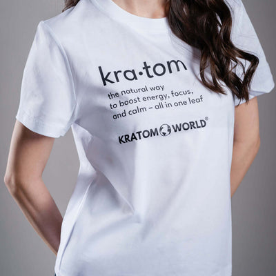 Дамска тениска Kratom World Kratom The Natural Way, представена в close-up продуктов кадър като streetwear merch за любители на Kratom.