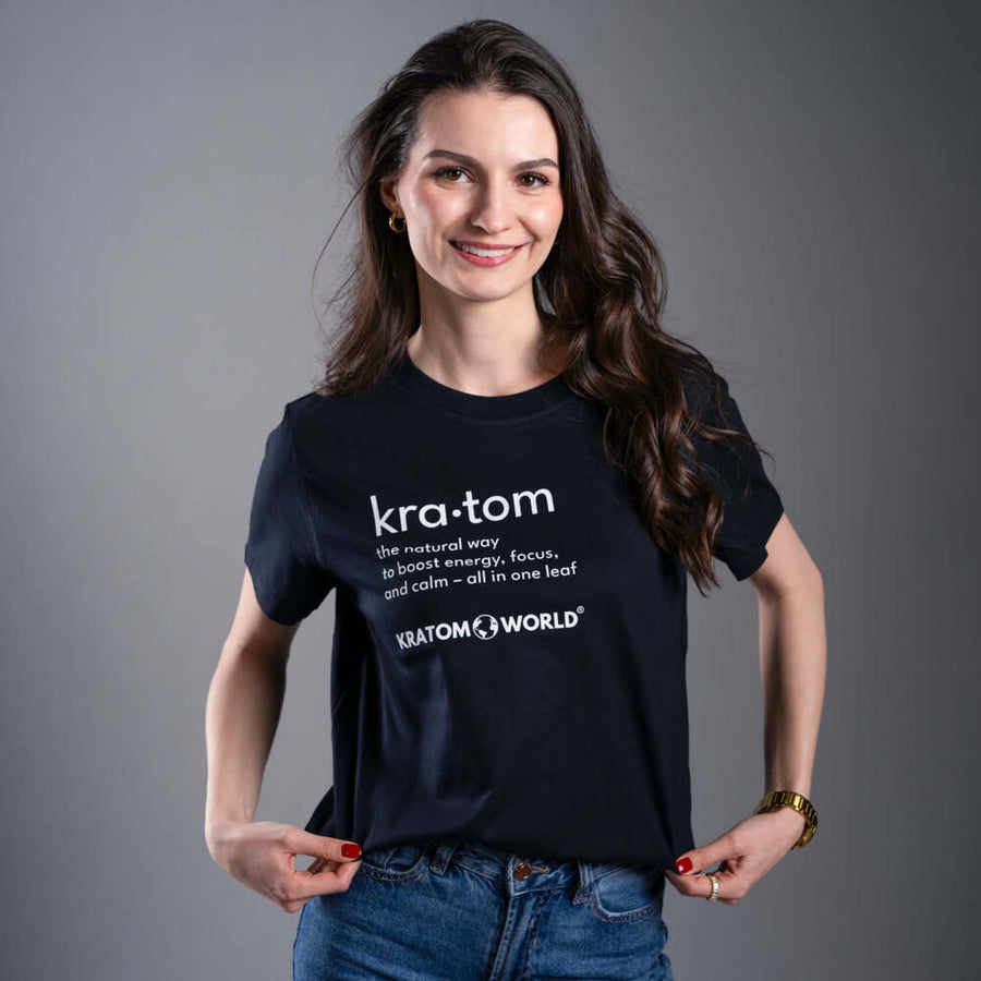 Дамска тениска Kratom World Kratom The Natural Way, представена в детайлен продуктов кадър в черен streetwear дизайн.