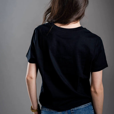 Дамска тениска Kratom World Kratom The Natural Way, представена отзад в черен streetwear дизайн за любители на Kratom.