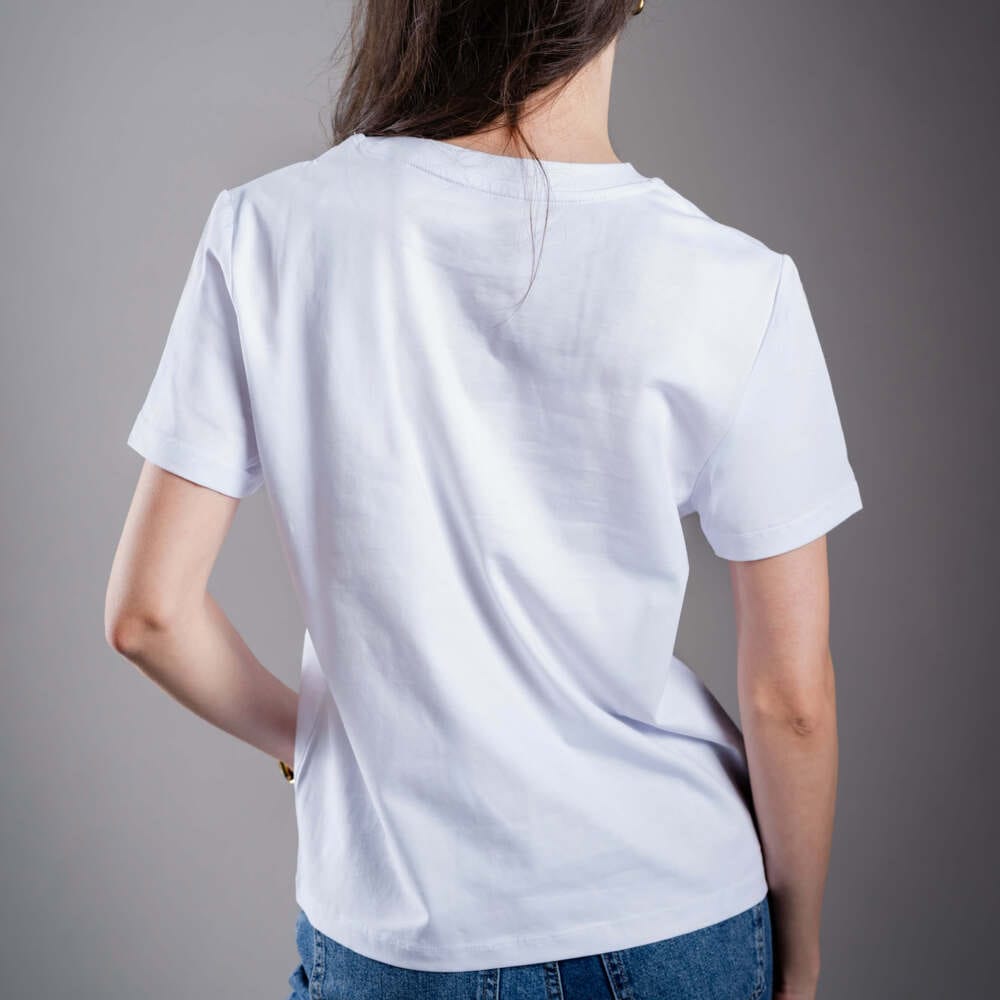 Дамска тениска Kratom World Kratom The Natural Way, представена отзад като streetwear merch за любители на Kratom.