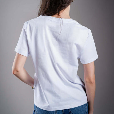 Дамска тениска Kratom World Kratom The Natural Way, представена отзад като streetwear merch за любители на Kratom.