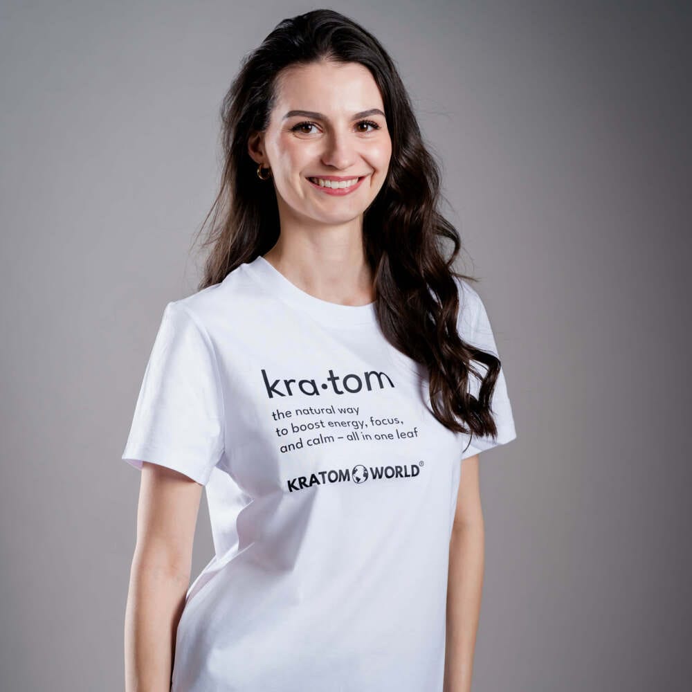 Дамска тениска Kratom World Kratom The Natural Way, представена в продуктов кадър като streetwear merch за любители на Kratom.