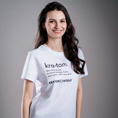 Дамска тениска Kratom World Kratom The Natural Way, представена в продуктов кадър като streetwear merch за любители на Kratom.