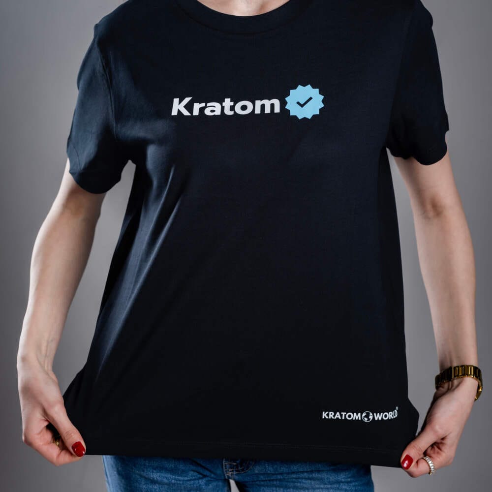 Дамска тениска Kratom World Kratom Verified, представена в close-up продуктов кадър в черен streetwear дизайн.