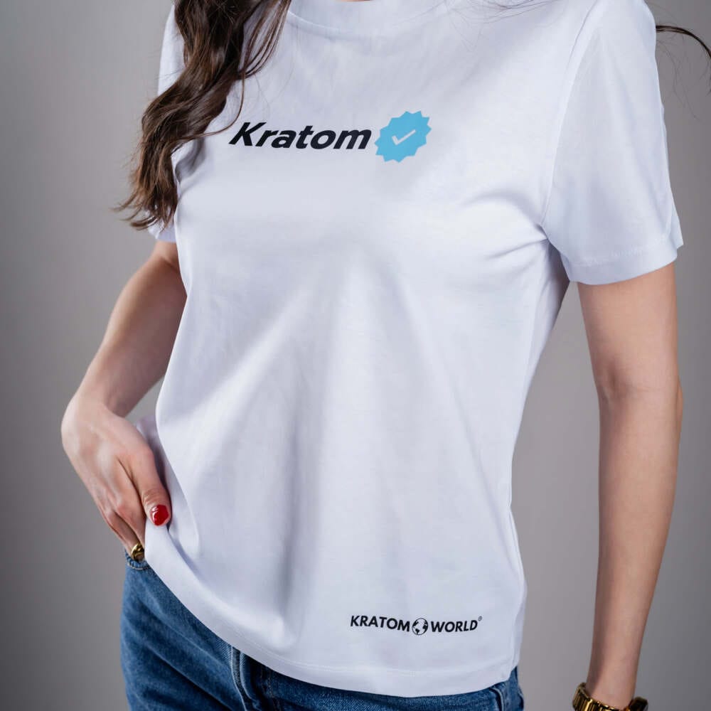 Дамска тениска Kratom World Kratom Verified, представена в close-up продуктов кадър като streetwear merch за любители на Kratom.