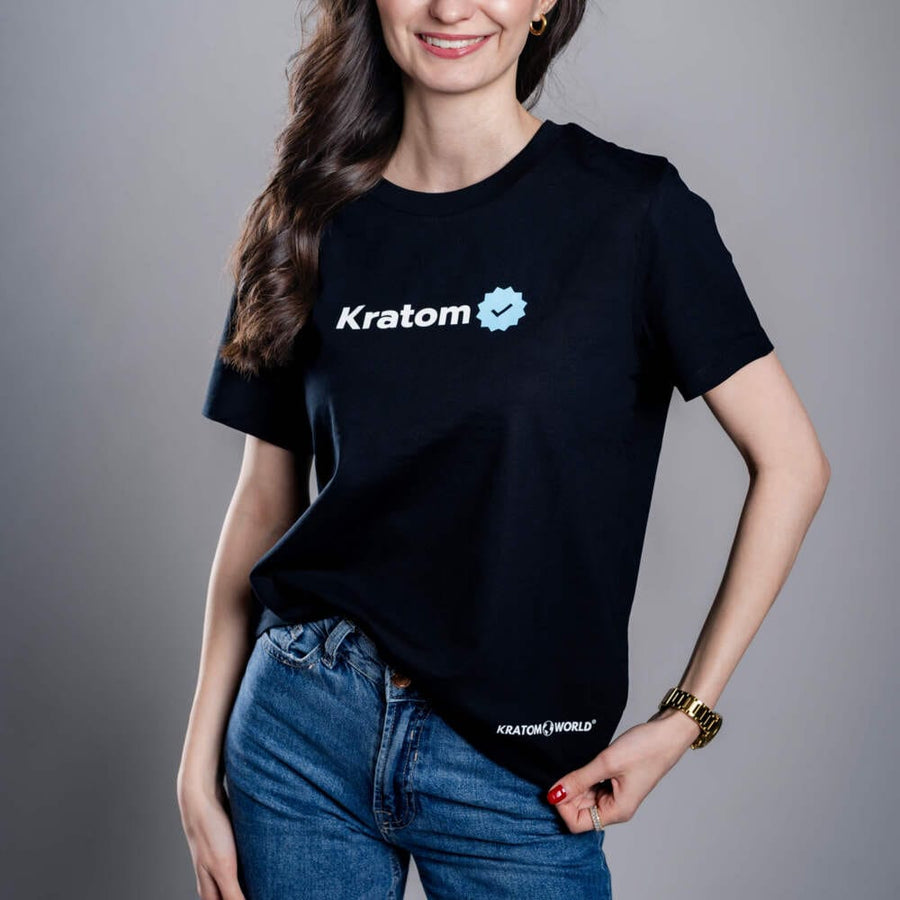 Дамска тениска Kratom World Kratom Verified, представена в детайлен продуктов кадър в черен streetwear дизайн.