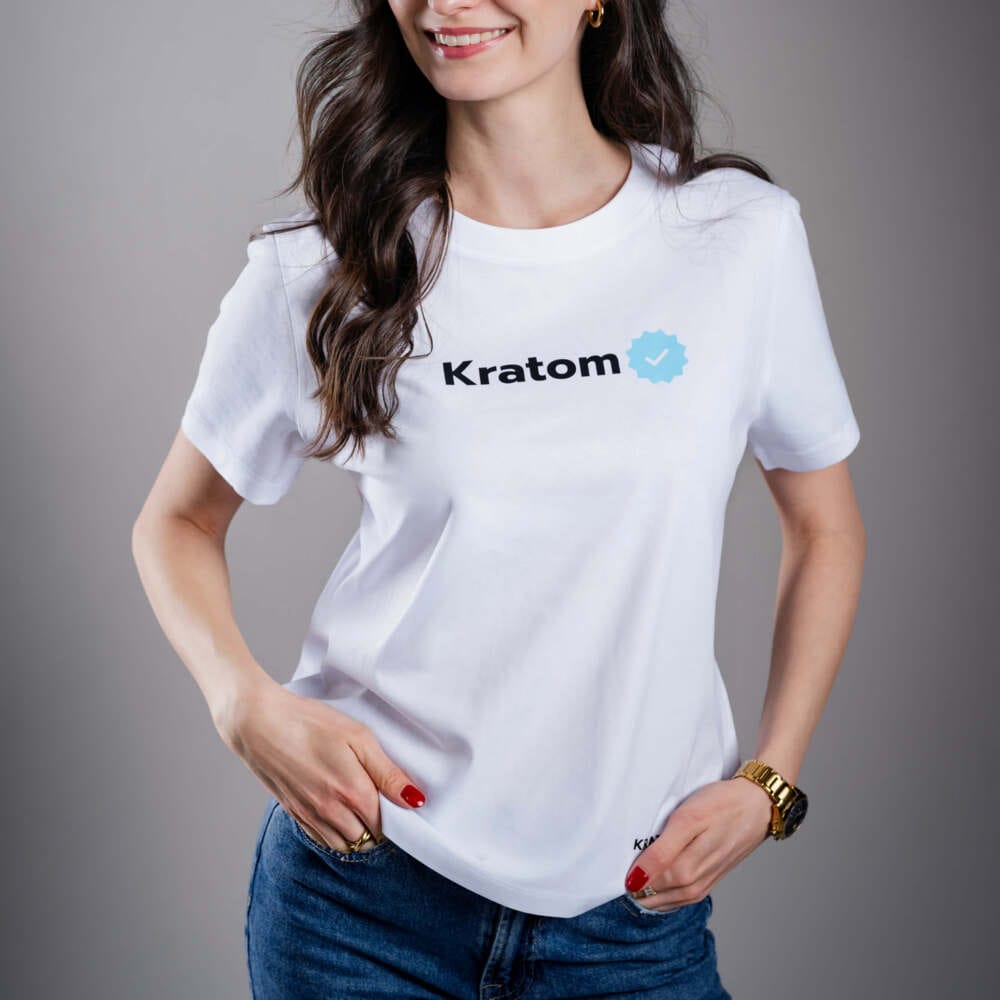 Дамска тениска Kratom World Kratom Verified, представена в детайлен продуктов кадър като streetwear merch за любители на Kratom.