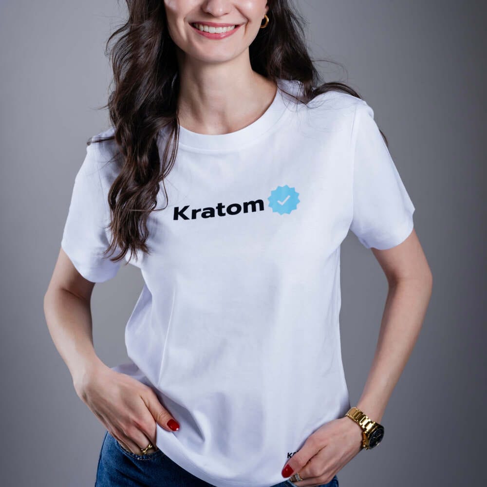 Дамска тениска Kratom World Kratom Verified, представена в продуктов кадър като streetwear merch за любители на Kratom.