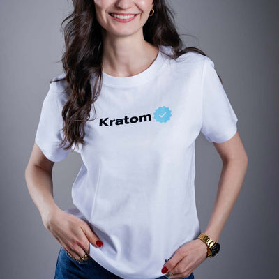 Дамска тениска Kratom World Kratom Verified, представена в продуктов кадър като streetwear merch за любители на Kratom.