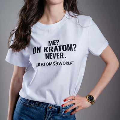 Дамска тениска Kratom World Me on Kratom Never, представена в close-up продуктов кадър като streetwear merch за любители на Kratom.
