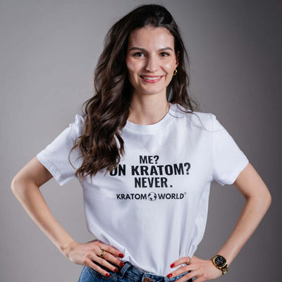 Дамска тениска Kratom World Me on Kratom Never, представена в детайлен продуктов кадър като streetwear merch за любители на Kratom.