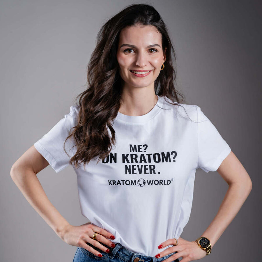 Дамска тениска Kratom World Me on Kratom Never, представена в детайлен продуктов кадър като streetwear merch за любители на Kratom.