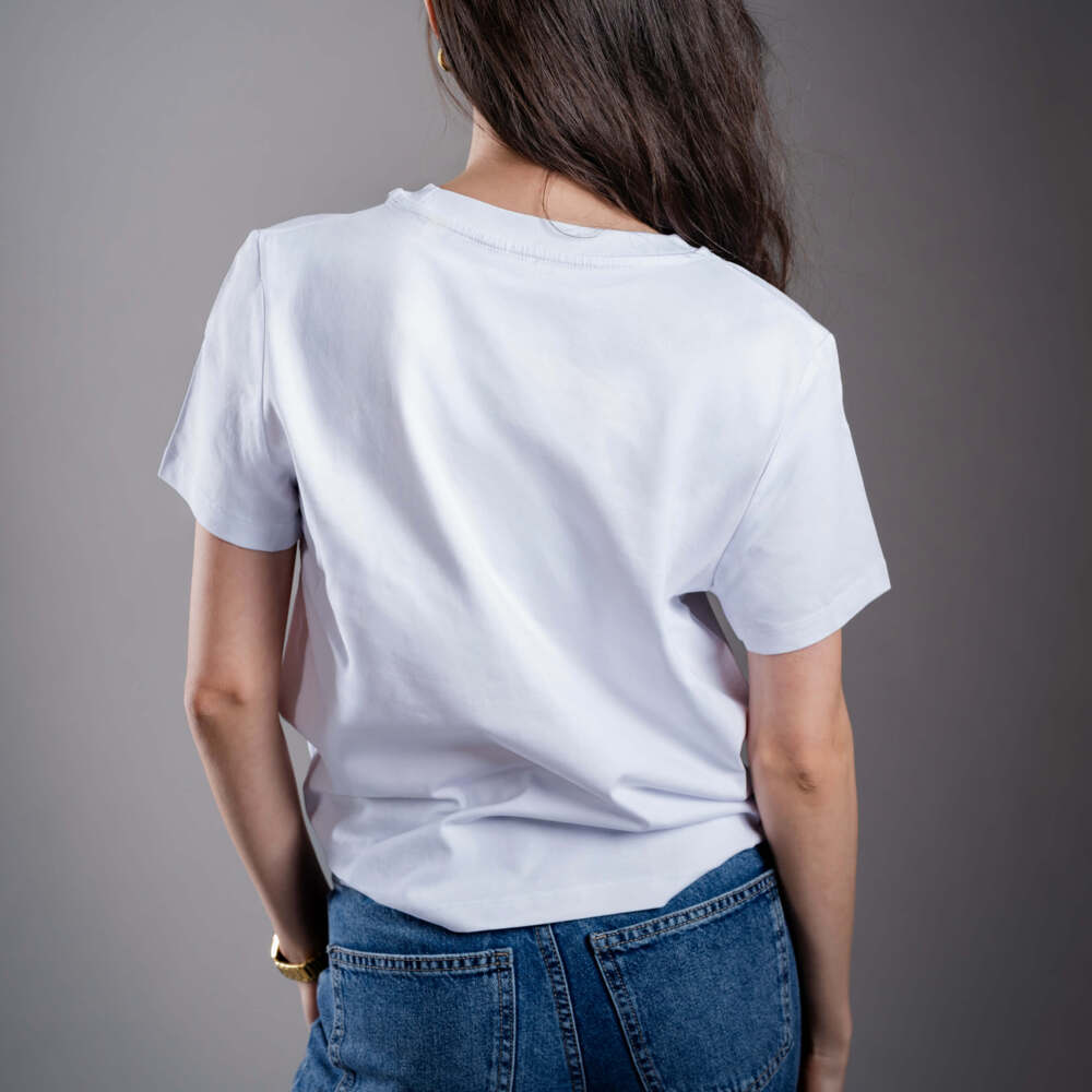 Дамска тениска Kratom World Me on Kratom Never, представена отзад като streetwear merch за любители на Kratom.