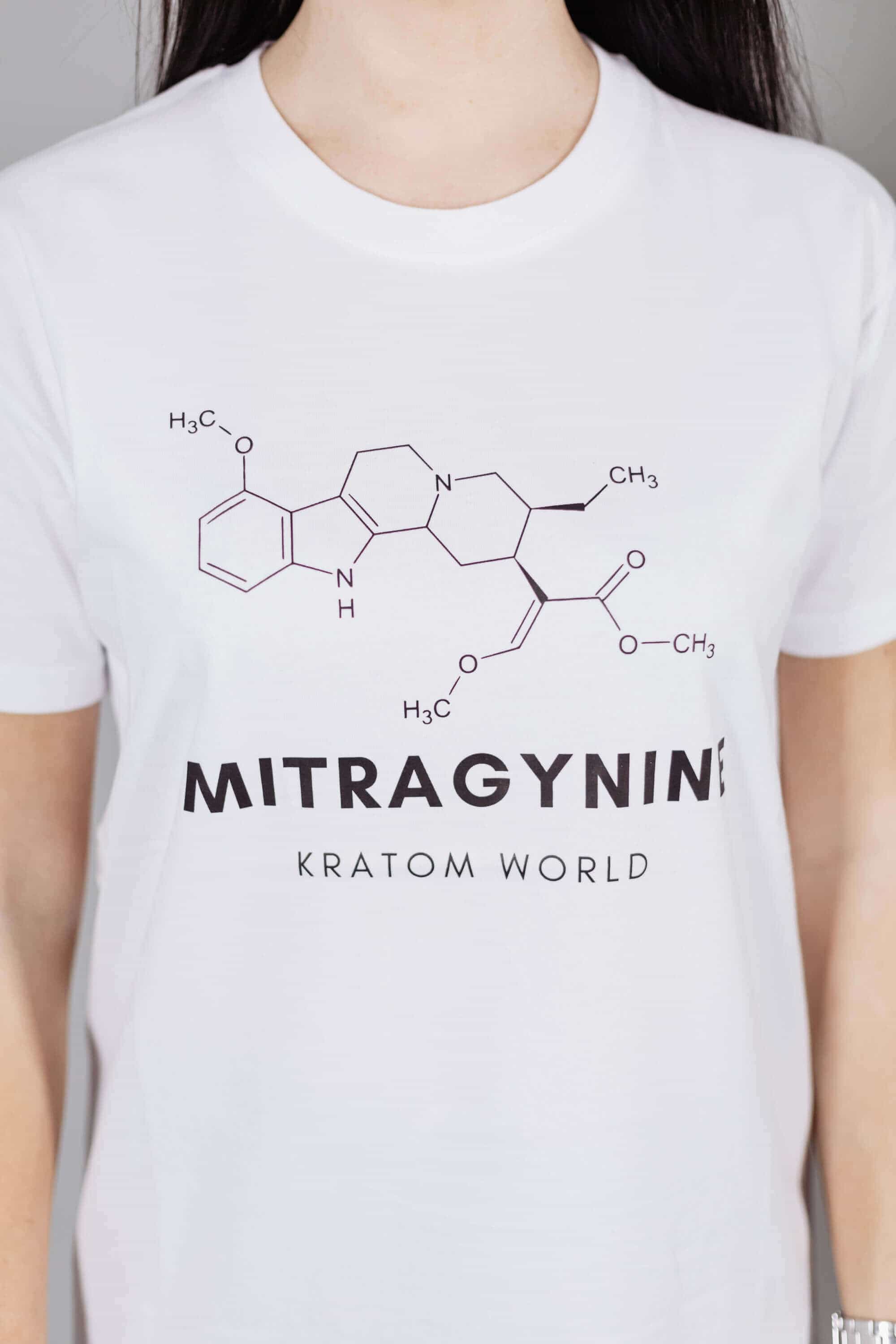 Дамска тениска Mitragynine Kratom World, представена в детайлен продуктов кадър като фирмена тениска с мотив Kratom.