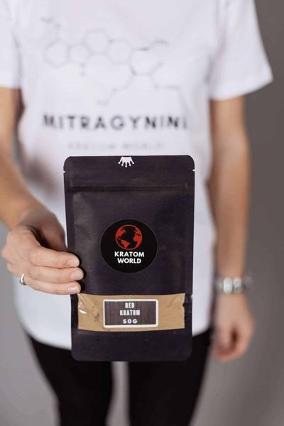 Дамска тениска Mitragynine Kratom World, представена в продуктов кадър като фирмена тениска с мотив Kratom.