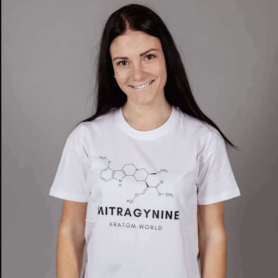 Дамска тениска Mitragynine Kratom World, представена в продуктов кадър като фирмена тениска с мотив Kratom.