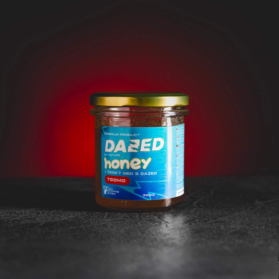 Dazed Honey GABA Kratom World, представен в продуктов кадър като honey edible продукт с GABA профил.