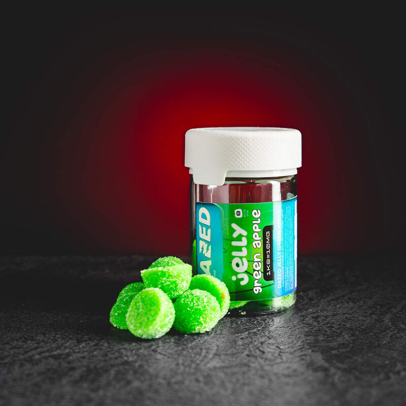 Dazed Jelly 10 mg Kratom World, представени в продуктов кадър като CBD jelly бонбони.
