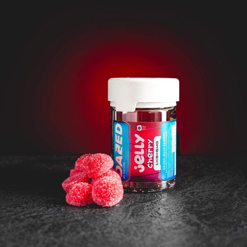 Dazed Jelly Cherry Kratom World, представени в продуктов кадър като CBD jelly бонбони с черешов профил.