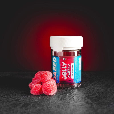 Dazed Jelly Cherry Kratom World, представени в продуктов кадър като CBD jelly бонбони с черешов профил.