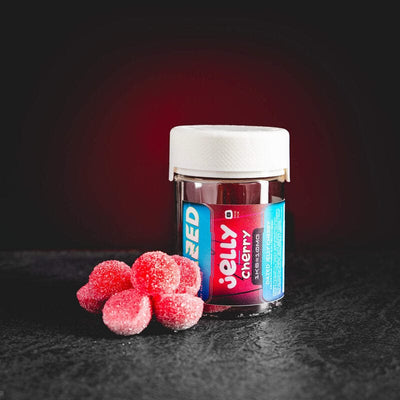 Dazed Jelly Cherry Kratom World, представени в продуктов кадър като CBD jelly бонбони с черешов профил.