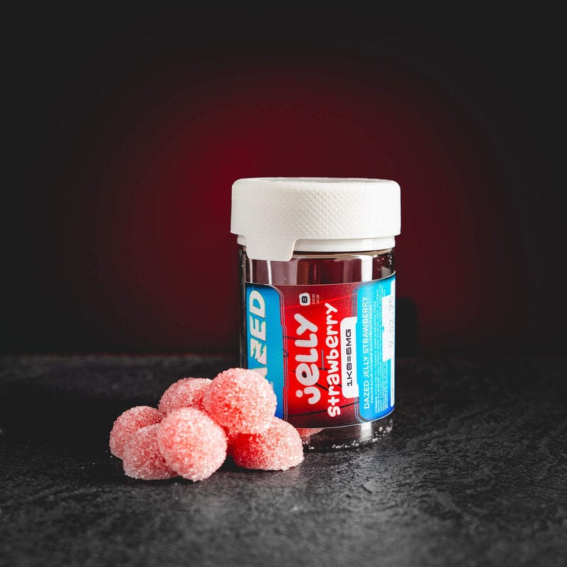 Dazed Jelly Strawberry Kratom World, представени в продуктов кадър като CBD jelly бонбони с ягодов профил.