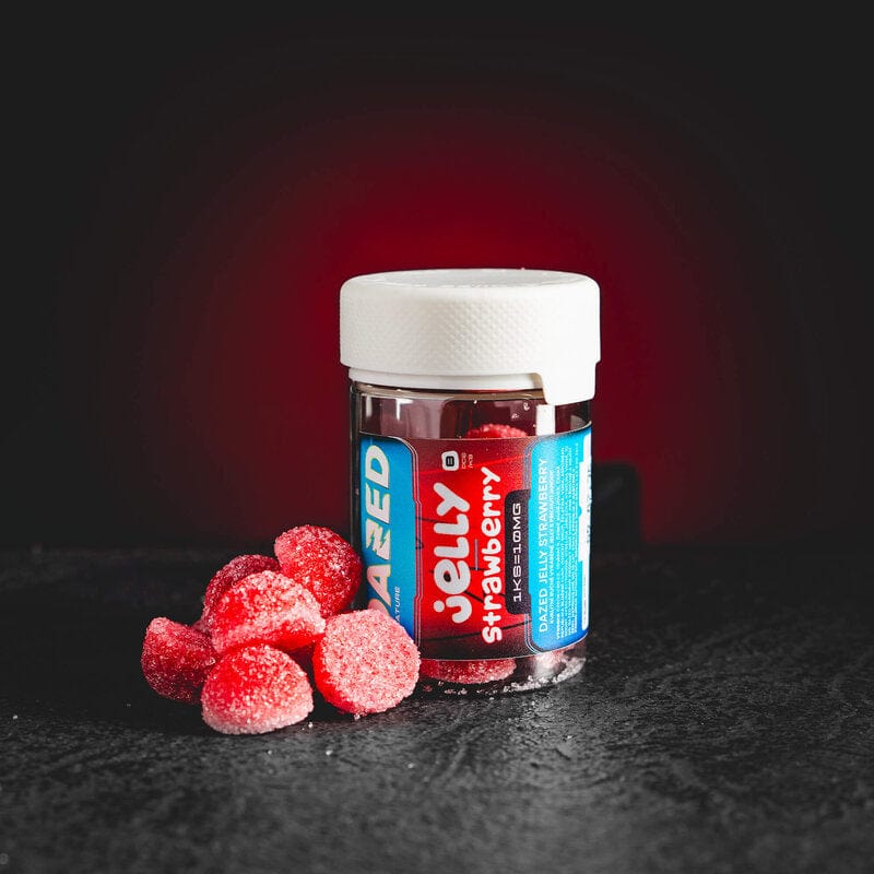 Dazed Jelly Strawberry Kratom World, представени в продуктов кадър като CBD jelly бонбони с ягодов профил.