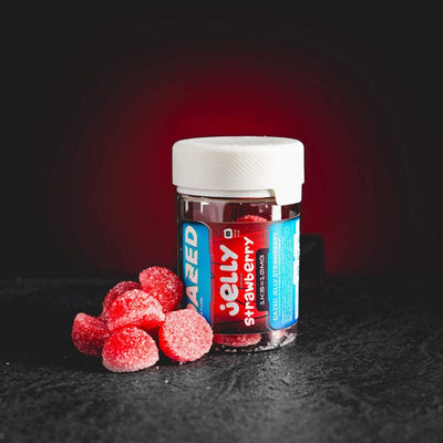 Dazed Jelly Strawberry Kratom World, представени в продуктов кадър като CBD jelly бонбони с ягодов профил.