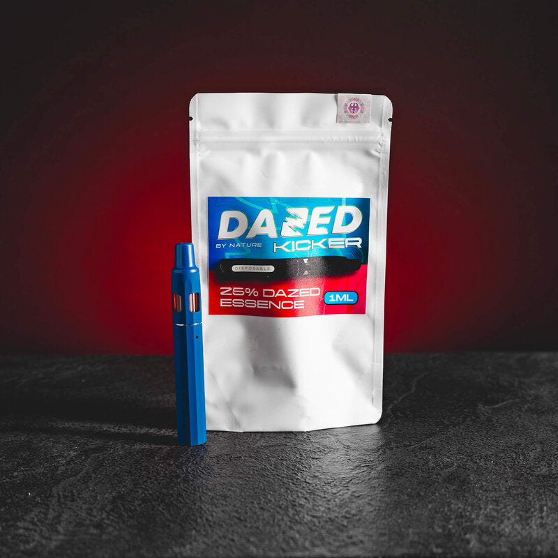 Dazed Kicker Dazed Essence Kratom World, представен в продуктов кадър като канабиноиден vape продукт.