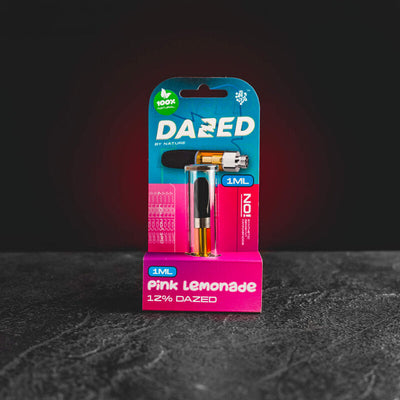 Dazed Pink Lemonade Vape Refill Kratom World, представен в продуктов кадър като vape refill cartridge продукт с pink lemonade профил.