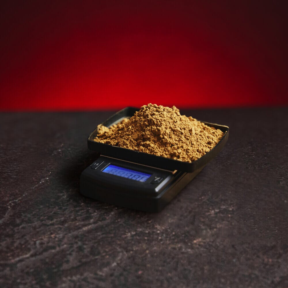 Везна Kratom World за точно измерване на кратом, показана в продуктов кадър.