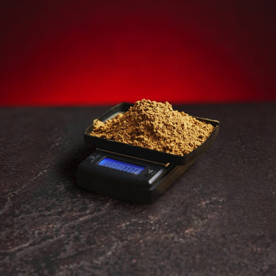 Везна Kratom World за точно измерване на кратом, показана в продуктов кадър.