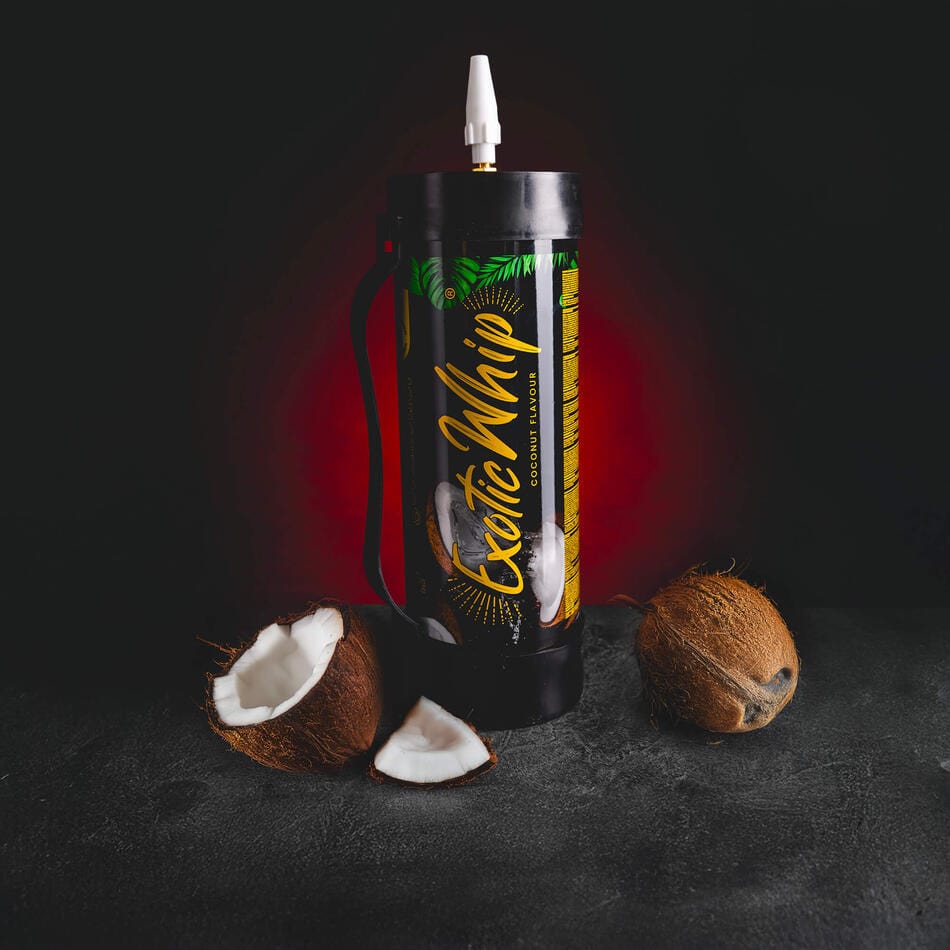 Exotic Whip Coconut Kratom World, представен в продуктов кадър като газ за бита сметана с кокосов профил.