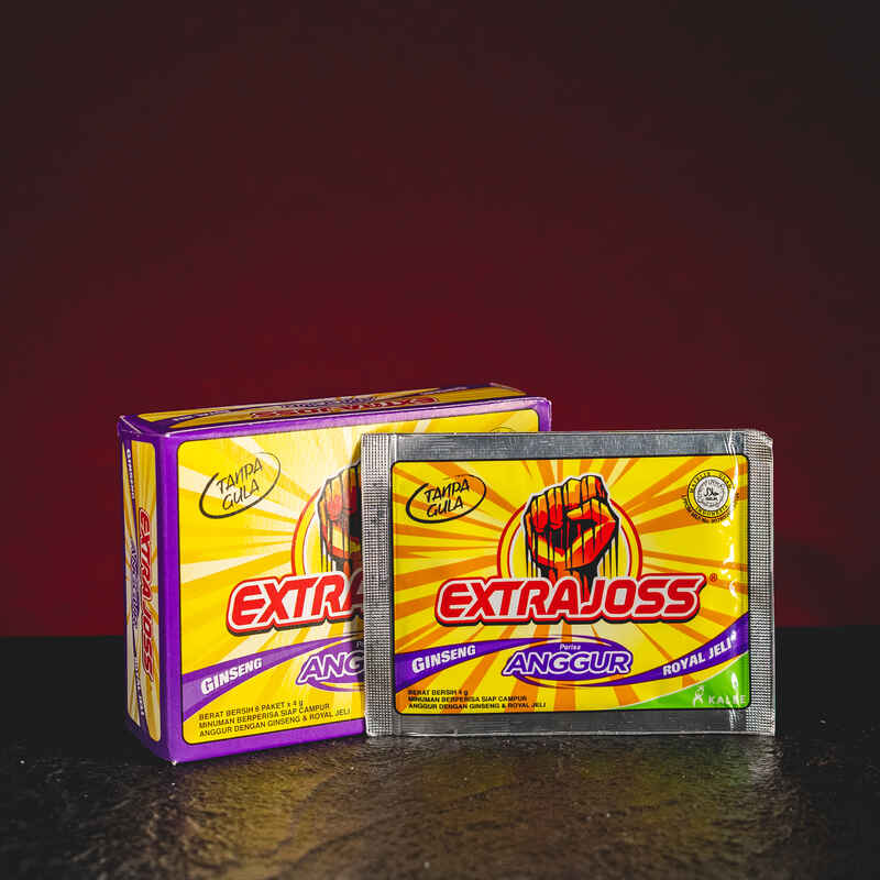 Extra Joss Grape Kratom World, представен в продуктов кадър като индонезийски напитков продукт с гроздов профил.
