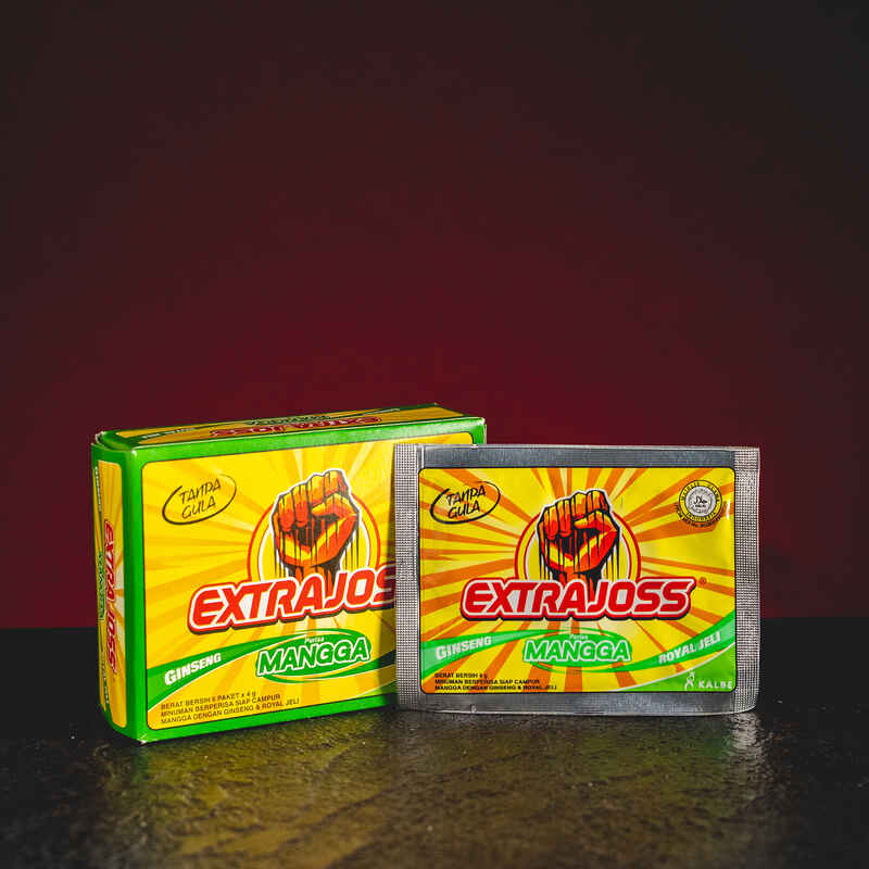 Extra Joss Mango Kratom World, представен в продуктов кадър като индонезийски напитков продукт с мангов профил.