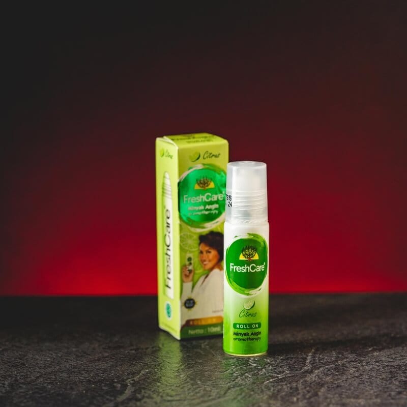 Fresh Care Citrus Kratom World, представен в продуктов кадър като медикаментозно масло с цитрусов профил за подкрепа при главоболие.