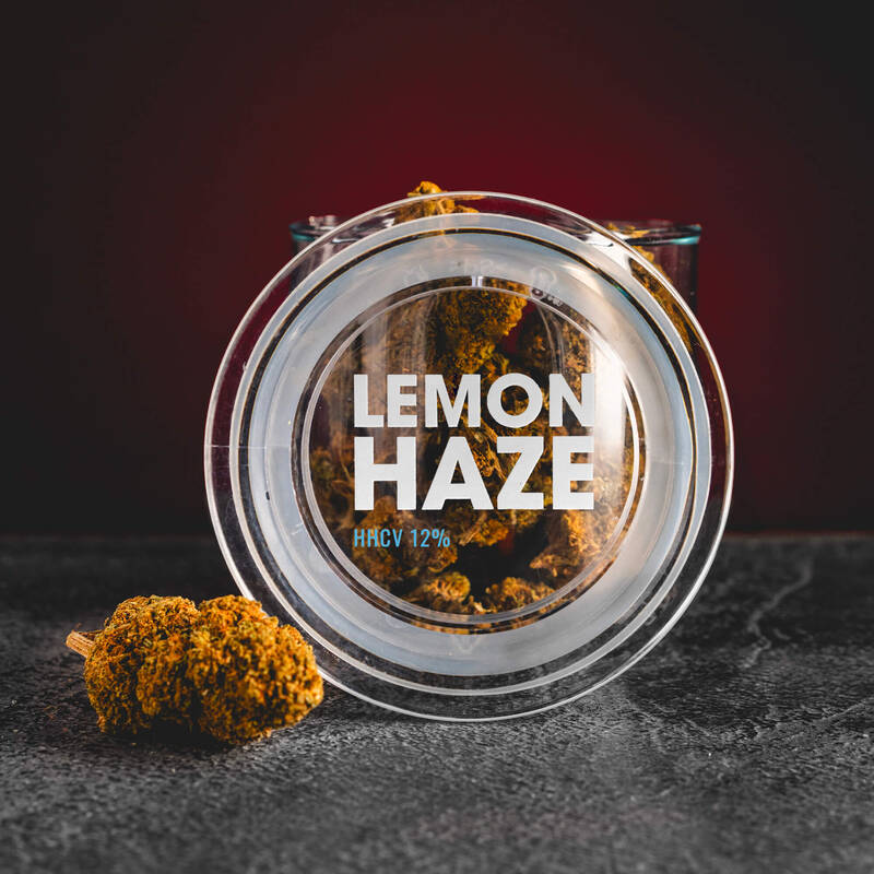 G13 HHCV Haze Kratom World, представени в продуктов кадър като конопени цветове с CBD и HHCV профил.