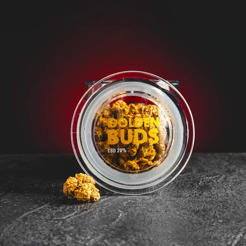 Golden Buds Kratom World с 24K gold, представени в продуктов кадър като златисти конопени цветове.