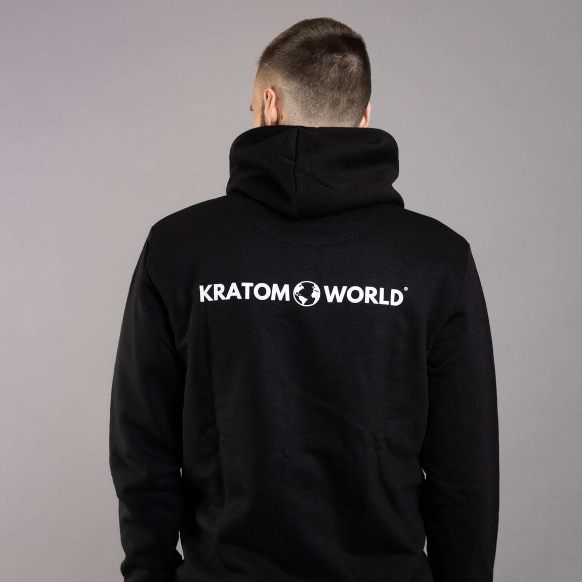 Зелена мъжка mikina и тениска Kratom World, представени отзад в продуктов кадър като облекло.