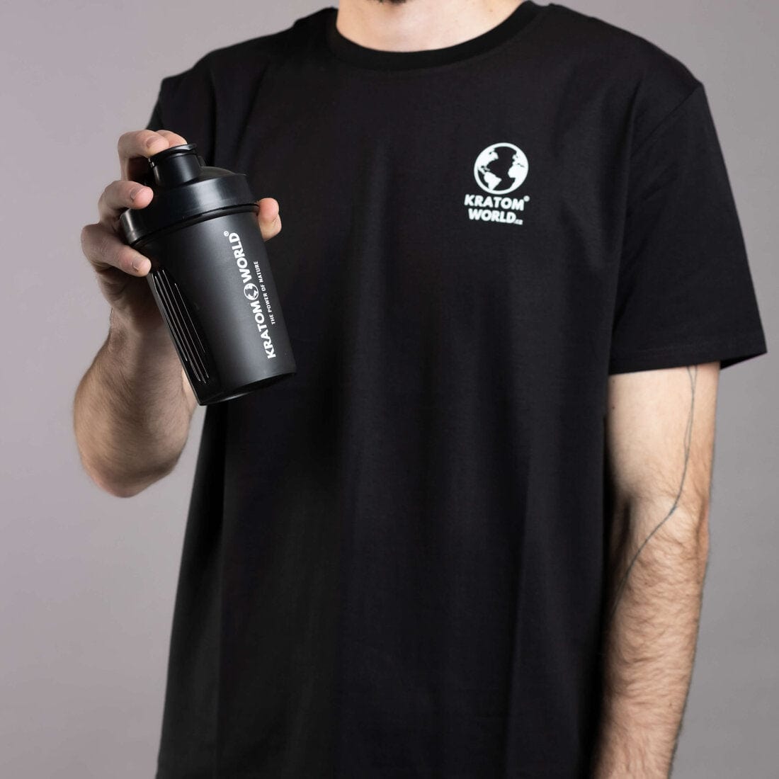 Зелена тениска Kratom World, представена в продуктов кадър със shaker аксесоар като облекло.
