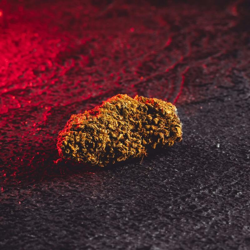 CBD Harlequin цветове Kratom World, показани в детайлен продуктов кадър като качествени конопени цветове.
