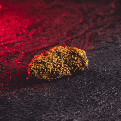 CBD Harlequin цветове Kratom World, показани в детайлен продуктов кадър като качествени конопени цветове.