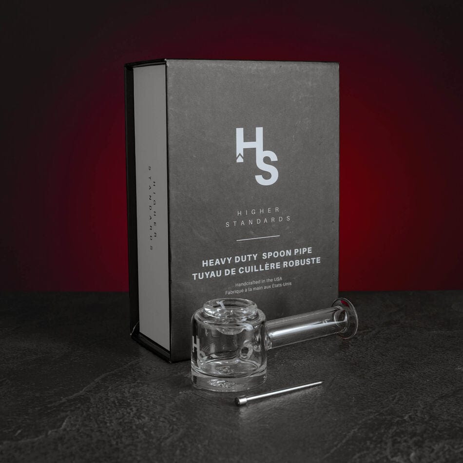 Higher Standards стъклена spoon pipe Kratom World, представена в продуктов кадър като аксесоар за CBD и конопени продукти.