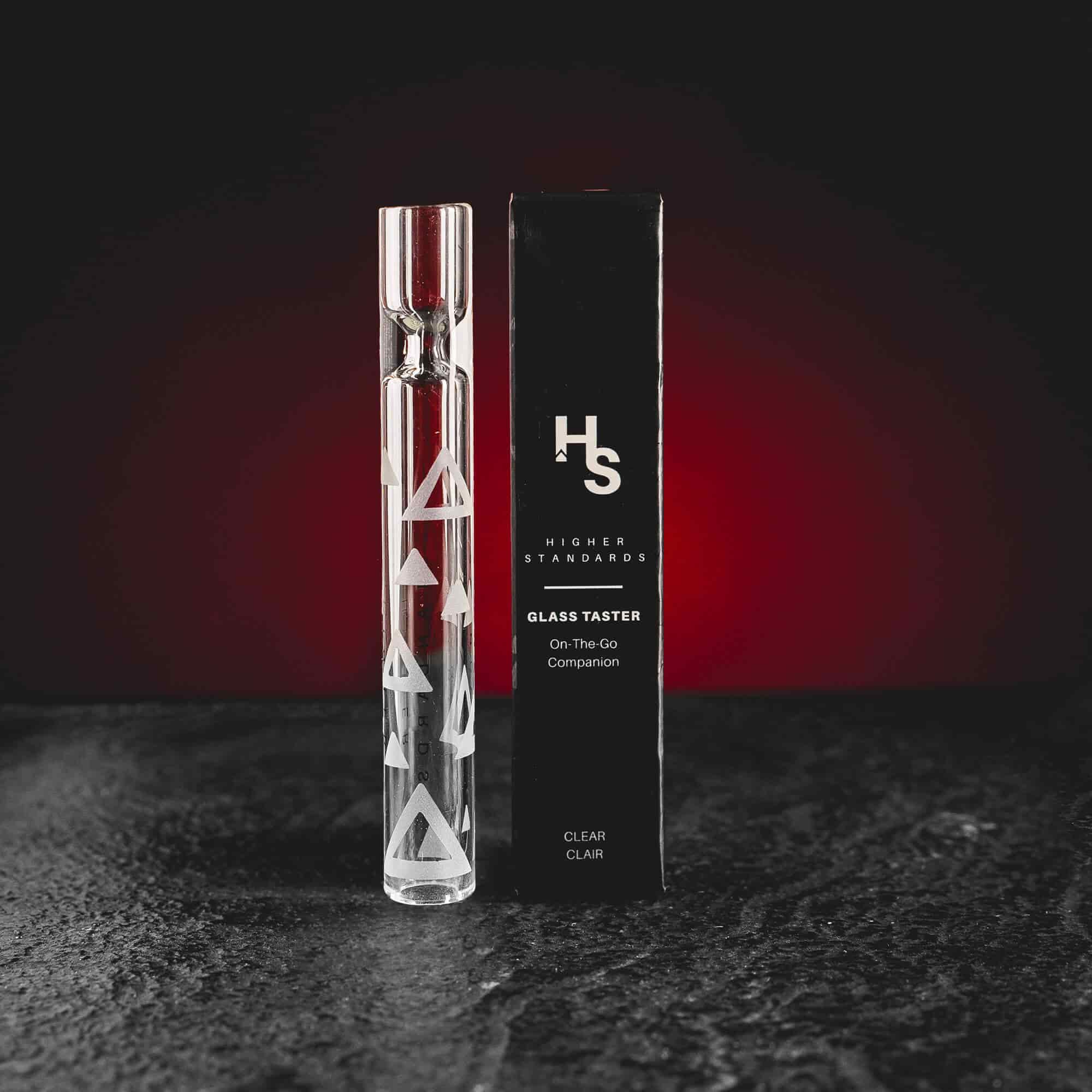 HS лула Kratom World, представена в продуктов кадър като аксесоар за CBD, HHC и конопени цветове.