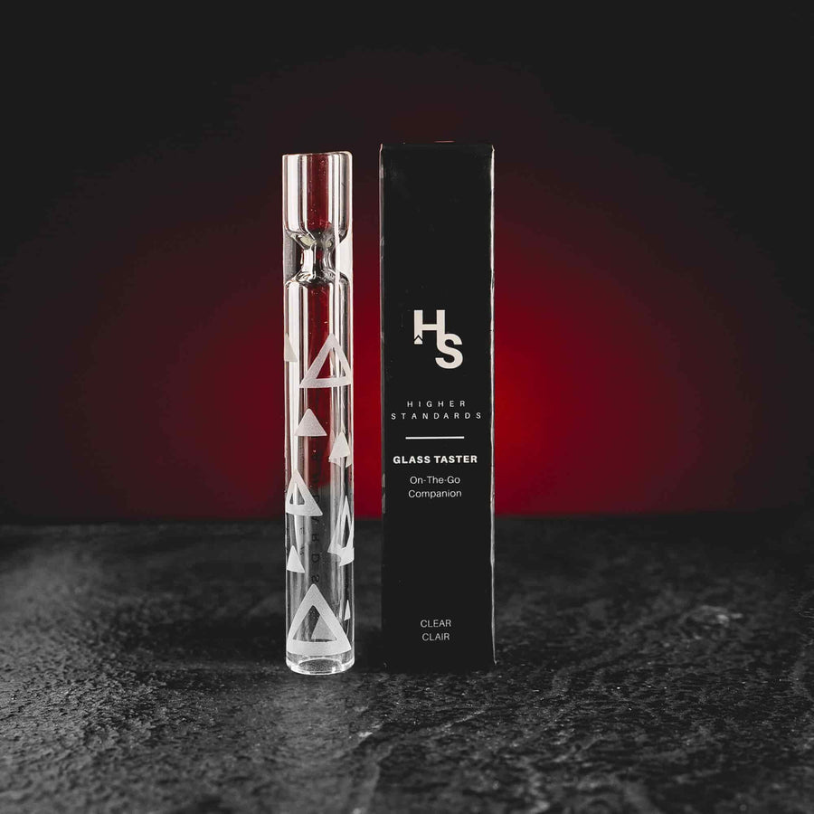 HS лула Kratom World, представена в продуктов кадър като аксесоар за CBD, HHC и конопени цветове.